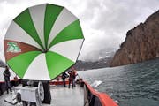 Auf einem Nauen fest verankert, wurde das Schiffshorn bei einer Urnersee-Rundfahrt erstmals präsentiert. (Bild: Urs Hanhart / Neue UZ)
