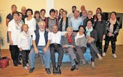 Sie sind selber gespannt auf das Theaterprojekt: das Team und die «Kalender Girls» anlässlich der ersten Zusammenkunft. (Bild: PD)