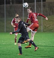 Der Nottwiler Kevin Koch (rechts) gewinnt das Kopfballduell gegen den Willisauer Leonard Krasniqi.