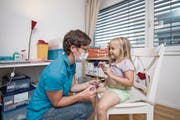 Hausbesuch: Vreni Truttmann von der Kinderspitex Zentralschweiz pflegt die sechsjährige Aimee-Lou. (Bild: Pius Amrein (Galgenen, 30. August 2017))