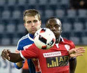 Luzerns Claudio Lustenberger (links) bewacht Sions 2:2-Torschützen Chadrac Akolo. Bild: Martin Meienberger/Freshfocus (Luzern, 21. September 2016)
