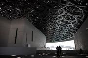 Die beiden inhaftierten und wieder frei gelassenen Journalisten waren anlässlich der Eröffnung des Museums Louvre Abu Dhabi (im Bild) in die Vereinigten Arabischen Emirate greist. (Bild: Mahmoud Khaled / Keystone (11. November 2017))
