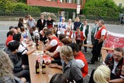 Am frühen Sonntagmorgen treffen sich die Ersten bereits wieder zum Singen. (Bild Robert Hess)