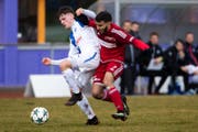 Sursees Nader Bouzenna (rechts) versucht den Ball zu erobern. (Bild: Philipp Schmidli (Sursee, 17. März 2018))