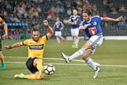 Jahmir Hyka (rechts) im Zweikampf mit Scott Sutter von den Young Boys.Bild: Martin Meienberger/Freshfocus (Bern, 10. September 2016)