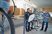 Werkstattleiter Roland Liem, Marco Fischetto und Oliver Rippstein (v. links) in den «Nextbike»-Räumen. (Bild: Corinne Glanzmann (Kerns, 14. März 2018))