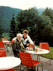 Erika Blöchlinger mit Josef Kümin 1967 in Emmetten. (Bild: PD)