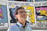 Die Bildstreifen von Heini Andermatt – im Kuppelbau von Roland Heini im Museumsgarten – haben es Urs Sibler besonders angetan. (Bild Romano Cuonz)