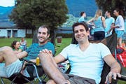 Dario Gritti (links) und Adrian Distel aus Luzern sind selbst begeisterte Kletterer. Gemeinsam mit Gleichgesinnten haben sie sich die Sportfilme in der Badi angeschaut. (Bild: Nadja Häcki/NZ, Buochs, 6. Juli 2017)
