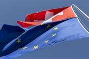 Die EU- und die Schweizerflagge. (Bild: KEYSTONE/Gaetan Bally)