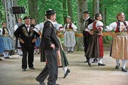 Die Trachtengruppe Engelberg bei ihrem Auftritt am Tanzsonntag der Trachtengruppe Alpnach. (Bild: Robert Hess (Alpnach, 23. Juli 2017))