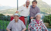 Das Rentnerpaar Karl und Edith Odermatt mit Sohn Carlo Odermatt (links) und Erich Amstad in Seelisberg. (Bild: Christoph Näpflin)