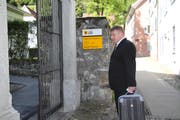 Ignaz Walker mit seinem Koffer auf dem Weg ins Gerichtsgebäude am Rathausplatz in Altdorf. (Bild: Carmen Epp (16. Mai 2017))
