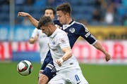 Noch ist vollkommen offen, ob Alain Wiss (im blauen Dress, hier im Zweikampf mit Zürichs Armando Sadiku) beim FC Luzern bleibt. (Bild: Philipp Schmidli)