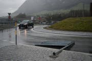 Beim Autobahn-Kreisel Stans Süd ist der Sturm Burglind diese Tafel umgeweht. (Bild: Corinne Glanzmann (Stans, 3. Januar 2018))