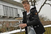 So gehts ruckelfrei: Elias Hampp mit seiner selbst entwickelten Kamerahalterung. (Bild Matthias Piazza)