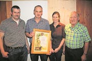 Die geehrten Mitglieder: (von links) Toni Kempf, Kaspar Bissig (Ehrenmitglied), Priska Gisler und Ruedi Arnold, (Bild: Paul Gwerder (Unterschächen, 13. Januar 2018))
