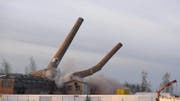 Im thurgauischen Horn am fallen die beiden Kamine der ehemaligen Textilfabrik Raduner. (Bild: Keystone)