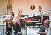 Eveline Limacher-Emmenegger (links) und Francesca Nicoli, hier im Spiel gegen Münchenbuchsee, strecken sich vergeblich. Fides Ruswil verlor am Wochenende beide Partien. (Bild: Roger Sütterlin (Ruswil, 5. November 2017))