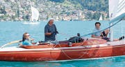 Liz Wedekind, Franz Isaak und Andy Gantenbein (von links) präsentieren ihren Drachen an der Europameisterschaft in Thun. (Bild: Walter Rudin (Thun, 18. August 2017))