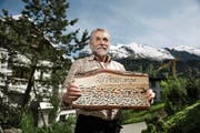 Wisi Scheuber zeigt stolz die Dankestafel, die er zu seinem Abschied erhalten hat. Im Hintergrund der Titlis. (Bild Corinne Glanzmann)