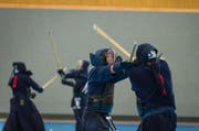 Sieht recht simpel aus, ist aber eine komplexe Kampfkunst: Beim Kendo (im Bild die SM in der Luzerner Sporthalle Utenberg) zählt nicht jeder Treffer automatisch als Punkt - sondern nur dann, wenn von der Vorbereitung des Schlages bis zum begleitenden Schrei alles zusammenpasst. (Bild: Roger Grütter / Neue LZ)
