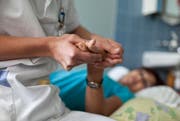 Im Kanton Zug werden Pflegeheime teurer. (Bild: Keystone)