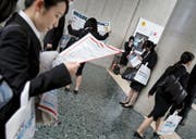Junge Berufseinsteigerinnen an einer Job-Messe. (Bild: Yuya Shino/Reuters (Tokio, 20. März 2016))