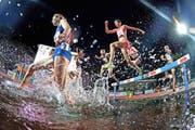 Das Luzerner Publikum bekam am Dienstag auf der Allmend spektakulären Sport zu sehen: Das 3000-m-Steeple-Rennen der Frauen mit der Schweizerin Fabienne Schlumpf (im roten Dress). (Bild Philipp Schmidli)