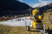 Der Ski- und Schneespass für Kinder und Jugendliche ist in Airolo – wie vielerorts in der Schweiz – derzeit nur dank dem Einsatz von Schneekanonen möglich. (Bild: Keystone/Samuel Golay)