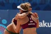 Nina Betschart (links) und Nicole Eiholzer feiern ihren Sieg. (Bild: Keystone / Zurab Kurtsikidze)