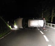 Das Auto versperrte die Fahrbahn. (Bild: Kapo Schwyz)