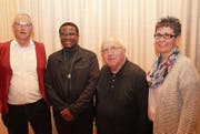 Richard Arnold (v. l. Kirchenratspräsident Flüelen), Pater Alistair Gogodo, Pater Damian Weber und Priska Bucheli (Kirchenratspräsidentin Sisikon). (Bild: Paul Gwerder (Flüelen, 14. März 2018))