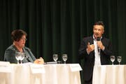 Theres Rotzer und Hans Wicki am Podiumsgespräch unserer Zeitung in Stans. (Bild Roger Zbinden)