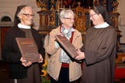 Redaktorin Marita Haller-Dirr (Mitte) übergibt die ersten beiden Bücher Frau Mutter Sr. Sabine (rechts) und Verwalterin Sr. Miryam. (Bild: Romano Cuonz)
