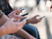 Laut Comparis wird das Smartphone im Online-Shopping massiv an Bedeutung zunehmen. (Symbolbild) (Bild: KEYSTONE/CHRISTIAN BEUTLER)