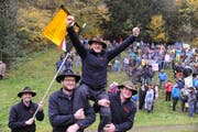 Meisterschütze Hans-Peter Bucher aus Ennetbürgen wird gefeiert (Bild: Urs Hanhart)