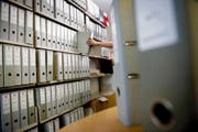 Ein wahrer «Aktenberg» der Staatsanwaltschaft, zusammengefasst in gegen 200 Ordnern, steht derzeit in der Gerichtskanzlei in Stans. (Bild Corinne Glanzmann)