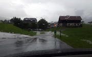 Wernisberg bei Schwyz: Wasser über der Strasse. (Bild: Leserbild Bote der Urschweiz)