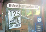 Eine Tafel bei der Talstation macht bereits jetzt auf das bevorstehende 125-Jahr-Jubiläum der Stanserhornbahn aufmerksam. (Bild: Corinne Glanzmann/NW, Stans, 22. August 2017)