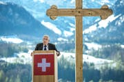 Das Jahrhundert, in dem Bruder Klaus lebte und eine rätselhafte Ausstrahlung weit über den Raum der heutigen Schweiz hinaus gewann, war genau jenes Jahrhundert, in dem die Eidgenossenschaft sich darüber klar werden musste, wer und was sie eigentlich war", sagte der aus dem Kanton Nidwalden stammende Literaturwissenschaftler Peter von Matt in seiner Festrede. (Bild: Pius Amrein)