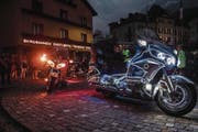 Die sechs schönsten Motorräder wurden auf dem Dorfplatz um den Brunnen herum aufgestellt. (Bilder: Izedin Arnautovic (Engelberg, 23. Juni 2017))