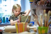 Zoë Tellenbach nutzt die Gelegenheit, dank dem Ferienpass das Töpfer-Handwerk zu lernen. (Bild Corinne Glanzmann)