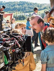 Lou Vogel (links, mit den roten Haaren) am Set mit Hauptdarsteller Stefan Kurt (mit Schnauz). (Bild: PD)