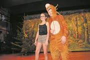 King Loui (Samuel Niederberger) und Mogli (Myra Ott). (Bild: Rosmarie Berlinger (Dallenwil, 25. November 2017))