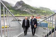 Urban Camenzind (links) und Beat Jörg schreiten zuversichtlich zur Neat-Eröffnung. (Bild: Keystone/Alexandra Wey)