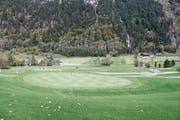 Vor gut zwei Monaten lag noch Geröll auf Teilen des Golfplatzes Engelberg . Jetzt ist alles wieder grün. (Bilder: Oliver Mattmann (31. Juli 2017)/PD (4. Oktober 2017))