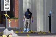 Mitarbeiter des FBI untersuchen den Tatort, an dem der Heckenschütze Mica Johnson zwölf Polizisten in Dallas getötet hat. (Bild: Ralph Lauer / EPA)