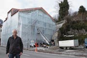 Oswald Ziegler vor dem Wohnhaus mit den sieben Alterswohnungen an der Dorfstrasse in Seelisberg. (Bild: Carmen Epp (9. Januar 2018))