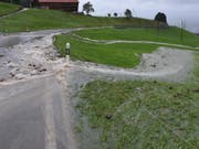 Im Kanton St. Gallen sind wegen des starken Dauerregens viele Strassen unterbrochen. Sie gleichen derzeit eher kleinen Flüssen. (Bild: Kantonspolizei St. Gallen)